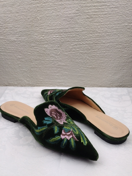 Weiweinvlang Shoes - Weiweinvlang Dark Green Floral Embroidered Velvet Point Toe Low Heel Mule Shoe